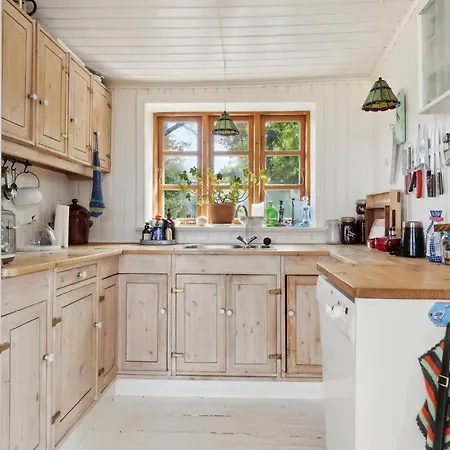 Cozy In Fejo With Kitchen Kragenæs